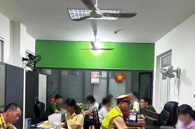Ngồi giữa đường đèo Hải Vân chụp ảnh, 6 phụ nữ bị phạt