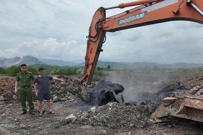 Lật tẩy đường dây chôn lấp trái phép 300 tấn chất thải công nghiệp
