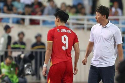 Danh sách tuyển Việt Nam: HLV Kim Sang Sik tính gì với Đình Bắc?