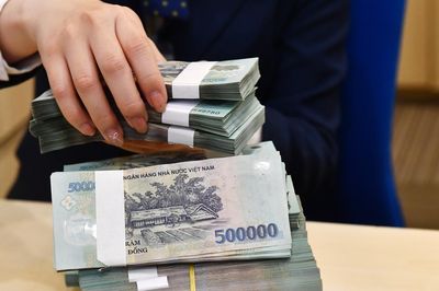 Lương hơn 300 triệu, nữ CEO bị cắt sạch tiền thưởng vì 'chân trong chân ngoài'