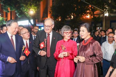 Món quà đặc biệt Tổng Bí thư, Chủ tịch nước và Tổng thống Thụy Sĩ nhận được khi dạo phố