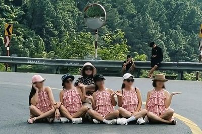 Xử phạt 6 người phụ nữ ngồi tạo dáng chụp ảnh giữa khúc cua trên đèo Hải Vân