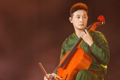 Duy Khánh ngã nhào, MC Anh Tuấn VTV ngồi trên mái nhà kéo cello