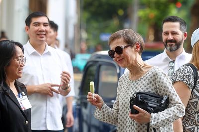 Nữ Thủ tướng Công quốc Liechtenstein dạo một vòng Hồ Gươm, ăn kem Tràng Tiền