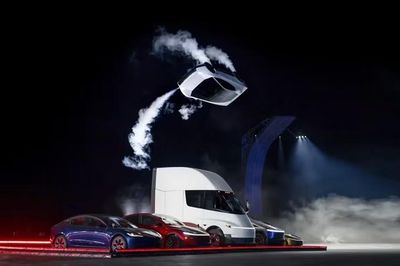 Giải mã màn bay trên không, lộn vòng, hạ xuống mặt đất của ô tô Tesla Roadster