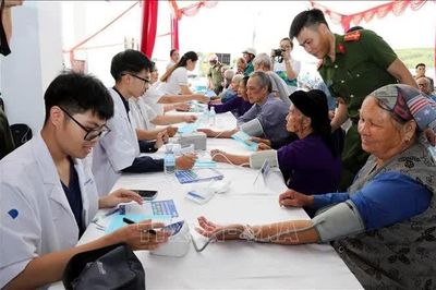 Khám bệnh, cấp phát thuốc miễn phí cho đồng bào vùng biên