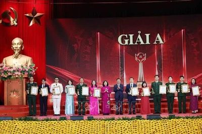 Thường trực Ban Bí thư dự Lễ Trao giải Cuộc thi chính luận về bảo vệ nền tảng tư tưởng của Đảng lần thứ Sáu