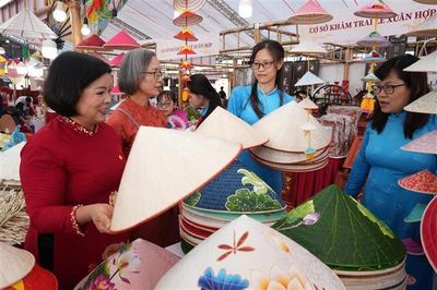 Nữ nghệ nhân làng nghề Thủ đô chủ động chuyển đổi số, mở rộng thị trường​