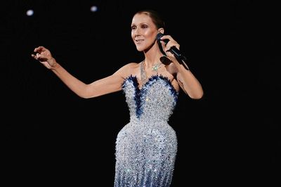 Céline Dion tái hiện lại chiếc váy huyền thoại sau gần 30 năm trên sân khấu Paris