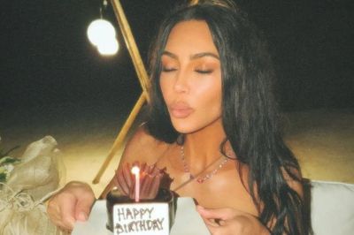 Người mẫu Kim Kardashian gây choáng với chiếc váy trong tiệc sinh nhật tuổi 46