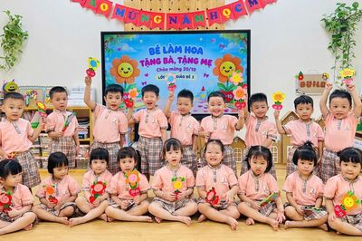 Khi đôi bàn tay bé xíu 'cất lời' tri ân