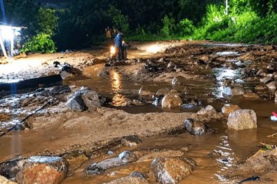Khẩn trương khắc phục đất, đá tràn xuống đèo Đa Mi sau lũ