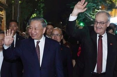 Tổng Bí thư, Chủ tịch nước Tô Lâm và Phu nhân cùng Tổng thống Thụy Sĩ và Phu nhân dạo phố đi bộ hồ Hoàn Kiếm