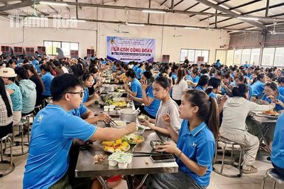 “Bữa cơm công đoàn” ấm tình sẻ chia