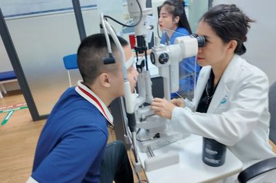 Cảnh báo từ bác sĩ về biến chứng do cận thị bệnh lý