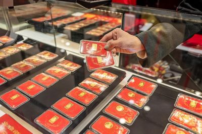 Mua bán vàng từ 5 triệu đồng không được trả tiền mặt