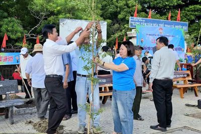 Mặt trận xã Phước Hậu ra quân vệ sinh môi trường, trồng cây xanh hoa viên