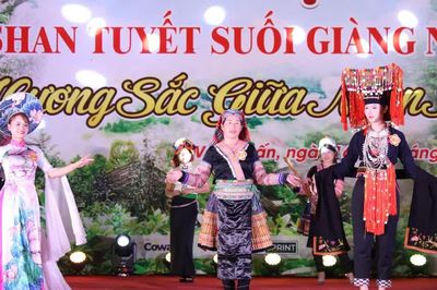 Suối Giàng: Đặc sắc đêm tiệc trà và trình diễn trang phục các dân tộc