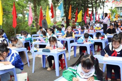 Thiếu nhi Lâm Đồng vẽ tranh chào mừng Festival Hoa Đà Lạt
