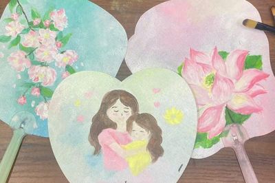 Vẽ hoa trên quạt tặng người thân