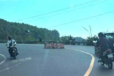 Phạt 6 người phụ nữ ngồi giữa khúc cua tay áo trên đèo Hải Vân chụp ảnh