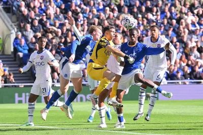 Thủ môn Emiliano Martinez trấn an người hâm mộ sau chấn thương kinh hoàng