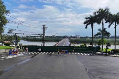 Đóng đường, cấm xe qua lại cây cầu hơn 60 năm tuổi ở Quảng Ngãi