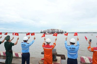 Đoàn lai dắt nhịp chính cầu đi bộ qua sông Sài Gòn hoàn thành 75km đầu tiên