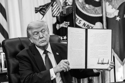 Tổng thống Trump ký sắc lệnh miễn trừng phạt mới với Nga