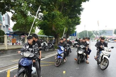 Mang hung khí, chạy xe tốc độ cao rồi quay lại… đăng lên Tiktok