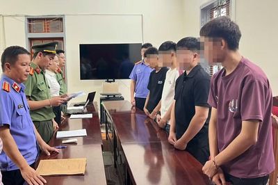 Bắt giữ 4 thanh niên sử dụng trái phép vũ khí quân dụng
