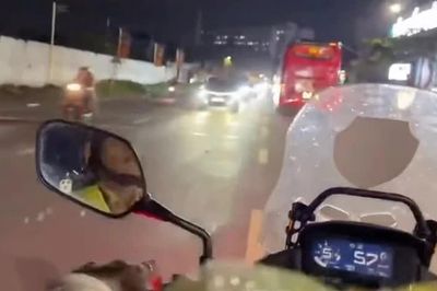 Cảnh sát giao thông hỗ trợ đưa người phụ nữ đến bệnh viện cấp cứu