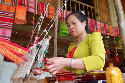Trưng bày, trải nghiệm nghề dệt thổ cẩm, trang phục Mường xã Thạch Quảng