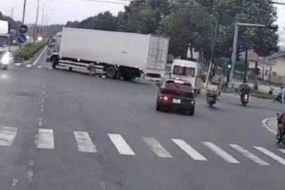Tài xế xe tải gây tai nạn chết người, xuống kéo nạn nhân ra khỏi gầm xe rồi lái xe bỏ chạy