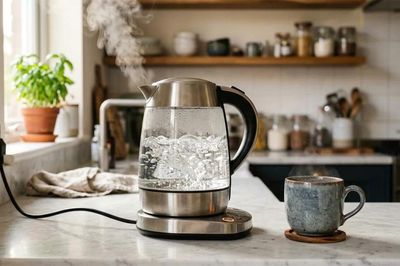 Vì sao người Mỹ hiếm khi dùng ấm siêu tốc mà vẫn đun nước trên bếp?