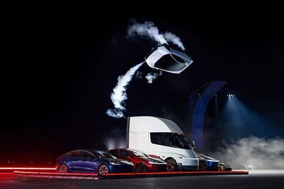 Ô tô điện Tesla Roadster bay nhờ đâu?
