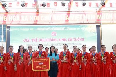 Sôi nổi giải thể dục dưỡng sinh và cờ tướng phường Dương Nội