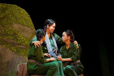 'Cuốn truyện bị đốt': Hành trình tìm lại sự thật từ những trang viết