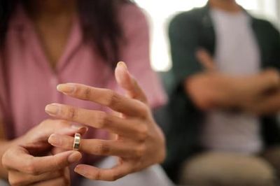 Ly hôn ở tuổi 50, tôi mới nhận ra mình đã làm tổn thương con trai suốt nhiều năm