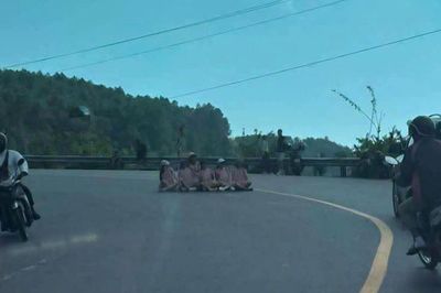 Lập biên bản xử phạt 6 phụ nữ ngồi giữa đường đèo Hải Vân chụp ảnh