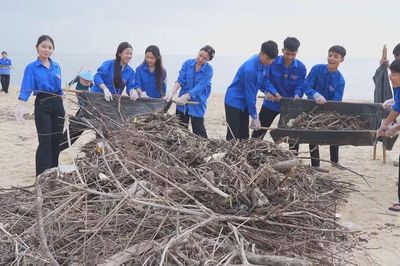 Hàng trăm người chung tay làm sạch bãi biển nổi tiếng của Quảng Trị