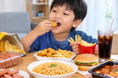 Thực phẩm siêu chế biến ảnh hưởng thế nào đến sự phát triển của trẻ?