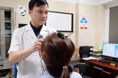 Cô gái 24 tuổi kinh hoàng phát hiện đỉa sống ngoe nguẩy trong cổ họng