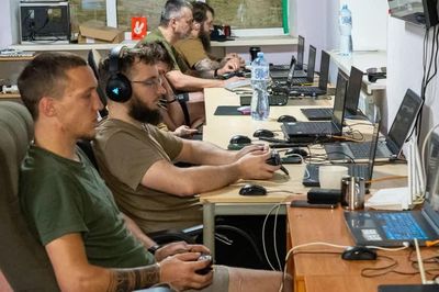Binh lính tiền tuyến Ukraine kể về tình huống nguy hiểm khi Starlink bị giới hạn tốc độ