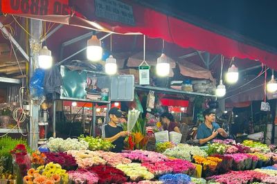 Cận kề Ngày Phụ nữ Việt Nam, sắc hoa chợ Quảng An thêm phần rực rỡ