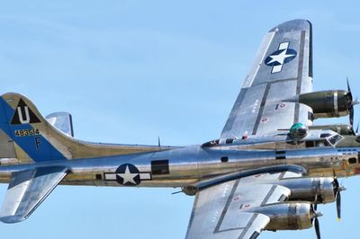 Máy bay ném bom B-17 ra đời: Vì sao Mỹ chế tạo 'pháo đài bay'?