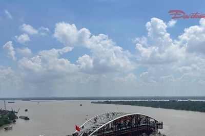 Ngắm khung cầu dáng 'lá dừa nước' bằng thép khổng lồ trên sông Sài Gòn