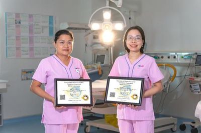 Hai nữ hộ sinh Việt Nam đạt chứng chỉ IBCLC về tư vấn sữa mẹ quốc tế