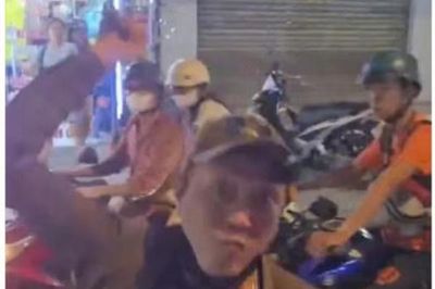 Công an làm việc với người đàn ông cầm gậy đập kính xe tải ở TP.HCM