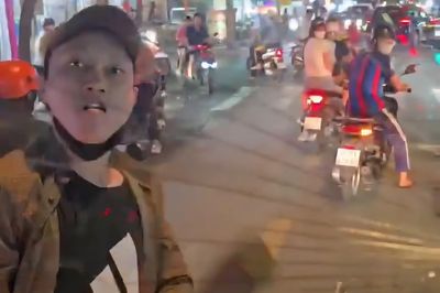 Đối tượng đập phá ôtô ở TP.HCM bị đưa về trụ sở công an
